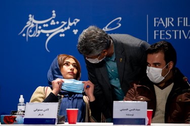 تذکر دست اندرکاران چهلمین جشنواره فیلم فجر به لادن مستوفی بازیگر فیلم برف آخر برای زدن ماسک در نشست خبری