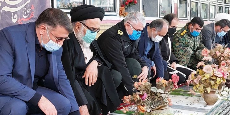 آئین گلباران ۲۲ مزار شهدا در ورامین برگزار شد
