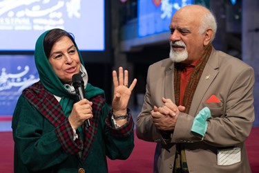 سخنرانی نرگس خاتون دلیری فرد همسر شهید عباس دوران در مراسم آغاز بیست و یکمین جشنواره فیلم فجر شیراز / مجموعه هنر شهر آفتاب
