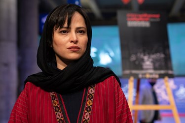 شیرین اسماعیلی بازیگر فیلم «2888» در مراسم آغاز بیست و یکمین جشنواره فیلم فجر شیراز / مجموعه هنر شهر آفتاب