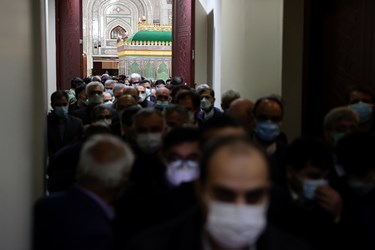 کارکنان وزارت امور خارجه پس از پایان مراسم میثاق با آرمان های امام (ره) در مرقد امام