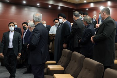 حضور حجت الاسلام سید حسن خمینی در جمع کارکنان وزارت امور خارجه پس از پایان مراسم میثاق با آرمان های امام (ره)