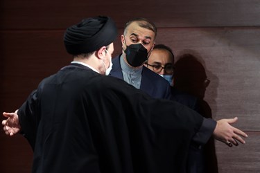 حسین امیر عبدالهیان وزیر امور خارجه و حجت الاسلام سید حسن خمینی پس از دیداربا کارکنان وزارت امور خارجه