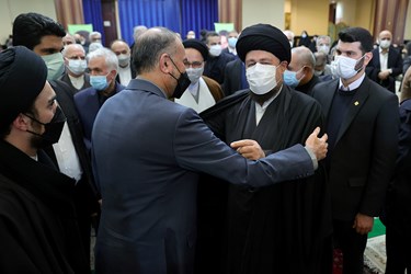 حسین امیر عبدالهیان وزیر امور خارجه و حجت الاسلام سید حسن خمینی پس از اقامه نماز ظهر و عصر 
