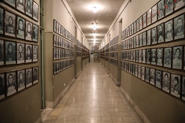 عکس و اسامی زندانیان سیاسی زن و مرد به‌عنوان چهره‌های ماندگار در بند سه موزه در معرض دید قرار دارد.