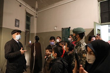 قدرت الله سنجری از زندانیان سیاسی برای بازدیدکنندگان موزه از وضعیت زندان در زمان حضور خودش می گوید