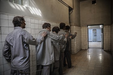 زندانیان را هر دو هفته یک بار به حمام می بردند که بعد از خروج از سلول، پشت سر هم به‌طرف حمام حرکت می‌کردند