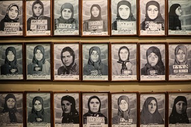 عکس و اسامی زندانیان سیاسی زن و مرد به‌عنوان چهره‌های ماندگار در بند سه موزه در معرض دید قرار دارد.