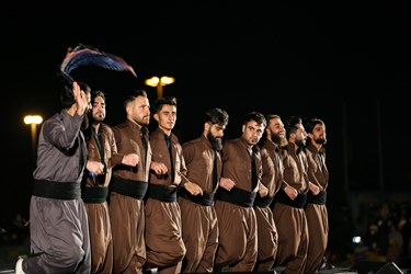 اجرای موسیقی و رقص  اقوام ایرانی  در جشن ۴۳ سالگی انقلاب اسلامی در برج آزادی