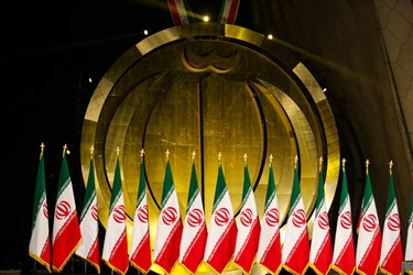 مدال نمادین افتخار انقلاب اسلامی بر گردن برج آزادی