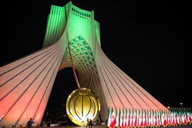 مدال نمادین افتخار انقلاب اسلامی بر گردن برج آزادی