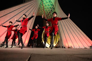 اجرای موسیقی و رقص  اقوام ایرانی در  جشن ۴۳ سالگی انقلاب اسلامی در برج آزادی
