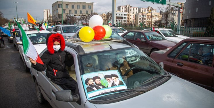 جشن انقلاب در ایستگاه قزوین/ از علاقه دانشجوی غیرایرانی برای نوشتن کتاب تا گریه‌های پیرمرد با عکس سردار