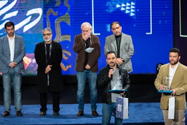حسن نجفی و امیر ولی خانی برنده سیمرغ بهترین جلوه های بصری برای فیلم «دسته دختران» در مراسم اختتامیه چهلمین جشنواره فیلم فجر