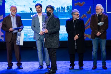 امید گلزاده برنده سیمرغ بهترین چهره پردازی برای فیلم «برف آخر» و «شادروان» در مراسم اختتامیه چهامین  جشنواره فیلم فجر