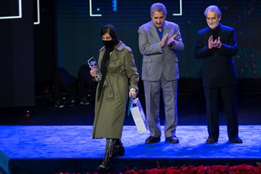 مارال جیرانی  برنده سیمرغ بهترین طراحی لباس برای فیلم «خاین کشی» در مراسم اختتامیه چهلمین جشنواره فیلم فجر