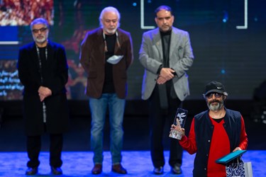 حمید نجفی راد  برنده سیمرغ بهترین تدوین برای فیلم «علف زار» در مراسم اختتامیه چهلمین جشنواره فیلم فجر