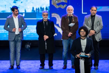 آرمان فیاض  برنده سیمرغ بهترین فیلمبرداری برای فیلم «برف آخر» در مراسم اختتامیه چهلمین  جشنواره فیلم فجر