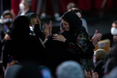 فرشته حسینی برنده دیپلم افتخار نقش مکمل زن برای فیلم «دسته دختران» در مراسم اختتامیه چهلمین جشنواره فیلم فجر