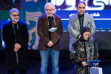 فرشته حسینی برنده دیپلم افتخار نقش مکمل زن برای فیلم «دسته دختران» در مراسم اختتامیه چهلمین جشنواره فیلم فجر