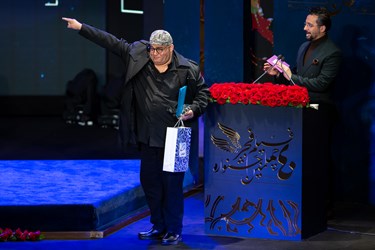 نادر سلیمانی برنده سیمرغ بهترین نقش مکمل مرد برای فیلم «ضد» در مراسم اختتامیه چهلمین  جشنواره فیلم فجر