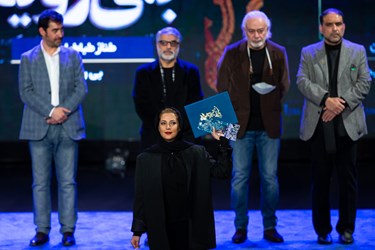 طناز طباطبایی برنده سیمرغ بهترین نقش اول زن برای فیلم «بی رویا» در مراسم اختتامیه چهلمین جشنواره فیلم فجر