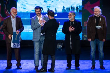امین حیایی  برنده سیمرغ بهترین نقش اول مرد برای فیلم «برف آخر» در مراسم اختتامیه چهلمین  جشنواره فیلم فجر