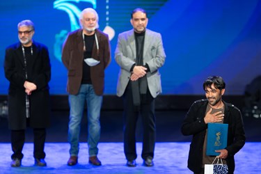 سیدهادی محقق برنده دیپلم افتخار جایزه ویژه هیات داوران برای فیلم  «درب » در مراسم اختتامیه چهلمین  جشنواره فیلم فجر