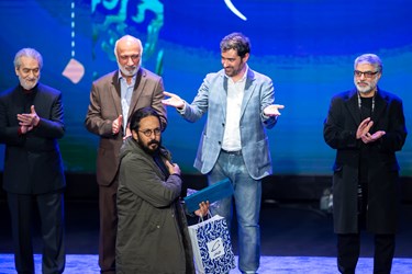 امیرحسین عسگری  برنده سیمرغ جایزه ویژه بهترین کارگردان برای فیلم «برف آخر» در مراسم اختتامیه چهلمین جشنواره فیلم فجر