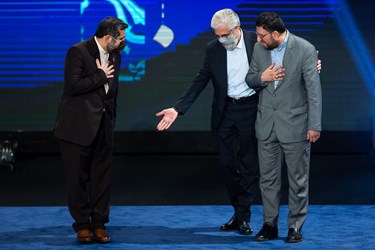  مسعود نقاش‌زاده و محمدمهدی اسماعیلی وزیر فرهنگ و ارشاد در مراسم اختتامیه چهلمین جشنواره فیلم فجر