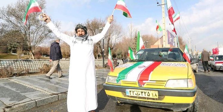 جشن انقلاب با بهترین لباس/ عکسی که در صفحه رئیس جمهور منتشر شد