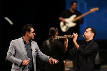 اجرای موسیقی حجت اشرف زاده در چهارمین شب جشنواره موسیقی فجردر تلار وحدت