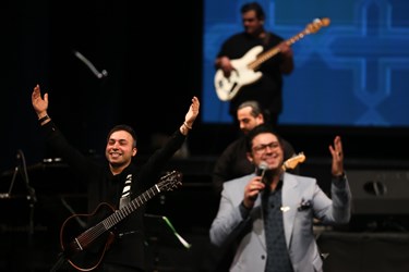 اجرای موسیقی حجت اشرف زاده در چهارمین شب جشنواره موسیقی فجردر تلار وحدت