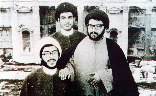 سید حسن در کنار سید عباس موسوی