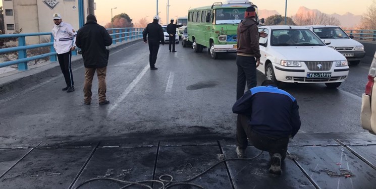 جدا شدن فلز محل اتصال پل غدیر در اصفهان/ اقدام به موقع پلیس مانع از حادثه شد