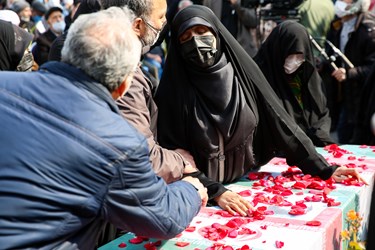 خواهر شهید حسین فغانی در مراسم تشییع