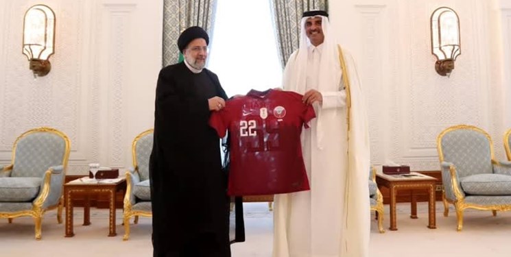 اهدای پیراهن تیم ملی فوتبال قطر به آیت‌الله رئیسی