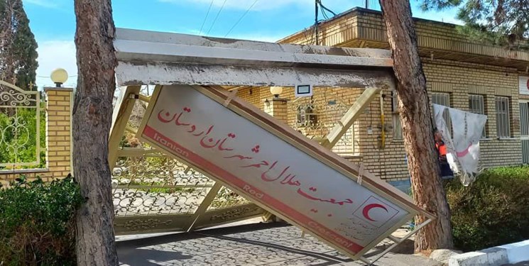 خسارت وزش باد شدید با سرعت 126 کیلومتر بر ساعت در اردستان + جزئیات