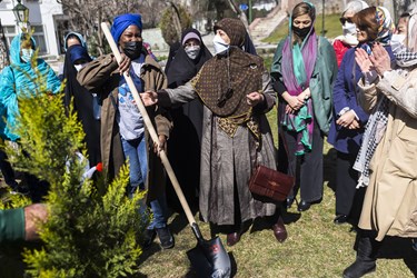 همسران سفرای کشورهای خارجی مقیم تهران در مراسم <a href='https://sayeb.ir/tag/%d8%b1%d9%88%d8%b2-%d8%af%d8%b1%d8%ae%d8%aa%da%a9%d8%a7%d8%b1%db%8c'>روز درختکاری</a> <a href='https://sayeb.ir/tag/%d9%88%d8%b2%d8%a7%d8%b1%d8%aa-%d8%a7%d9%85%d9%88%d8%b1-%d8%ae%d8%a7%d8%b1%d8%ac%d9%87'>وزارت امور خارجه</a>