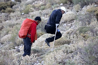 صعود جانباز قطع عضو به همراهی و كمك یكی از امدادگران به قله رنج سپیدان 