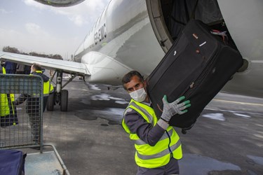 تخلیه چمدان های مسافرین هواپیما