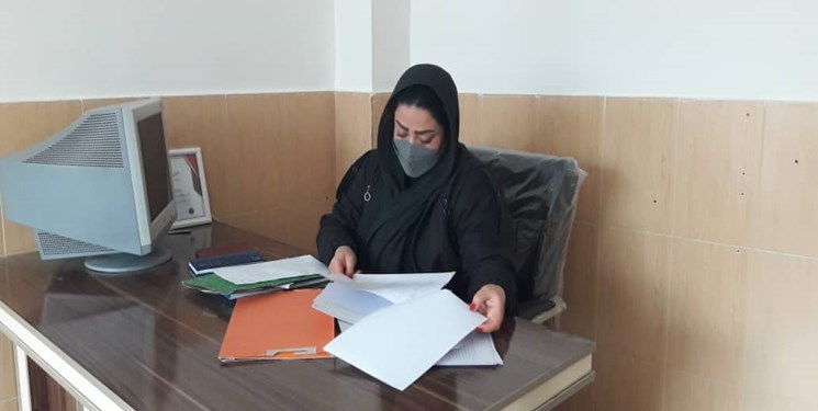 بانویی که به تنهایی یک اداره کار است!