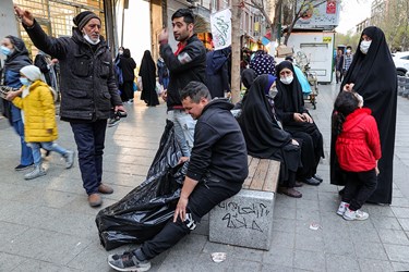 استراحت شهروندان پس از خرید در بازار تهران 