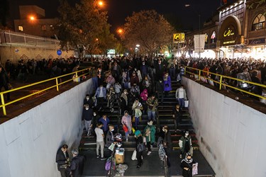 ورود برخی از شهروندان به مترو پانزده خرداد پس از گشت و گذار در بازار بزرگ تهران 