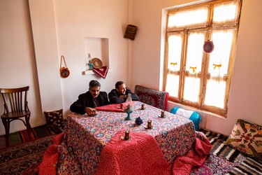 نمایی از درون خانه‌های دهکده تورستی و بوم‌ گردی دند واقع در بخشی از کوه عینالی تبریز