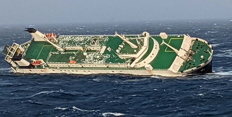 غرق شدن کشتی اماراتی در آب‌های عسلویه/ 30 خدمه روی آب شناور هستند