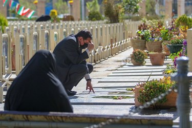 حضور مردم در گلستان شهدا در آخرین پنجشنبه سال