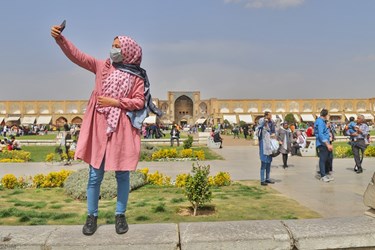 عکس یادگاری مردم با بناهای تاریخی نصف جهان