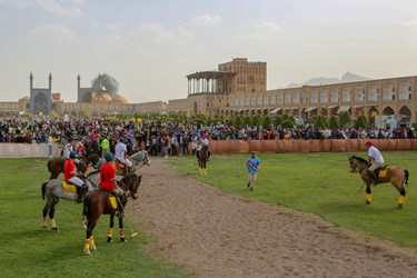 برگزاری بازی سنتی چوگان در میدان امام(ره)