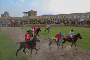 برگزاری بازی سنتی چوگان در میدان امام(ره)